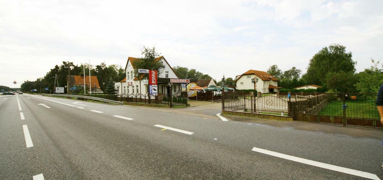 Restaurant & Hostel "Broadway" Kliniska Exterior photo